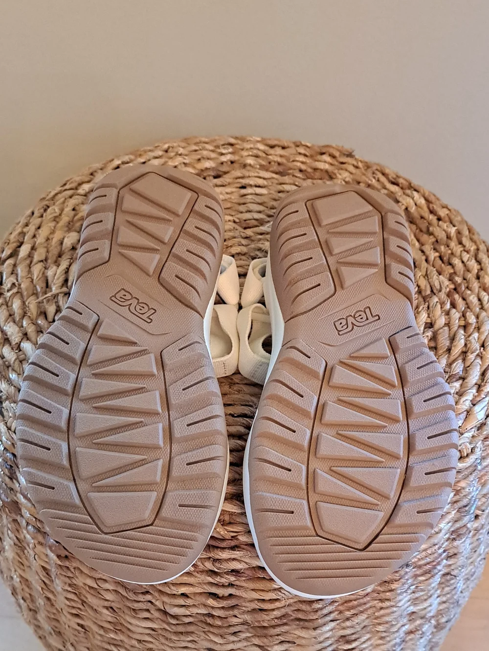 NWOT TEVA Womens Hurricane XLT2 Birch White Nylo /Rubber Athleisure Sandals 8